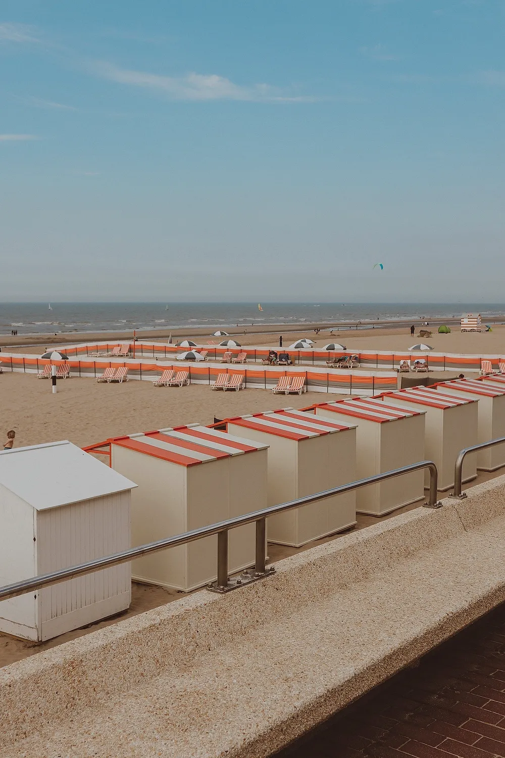 Strandcabines en zee aan de Zeedijk van Knokke